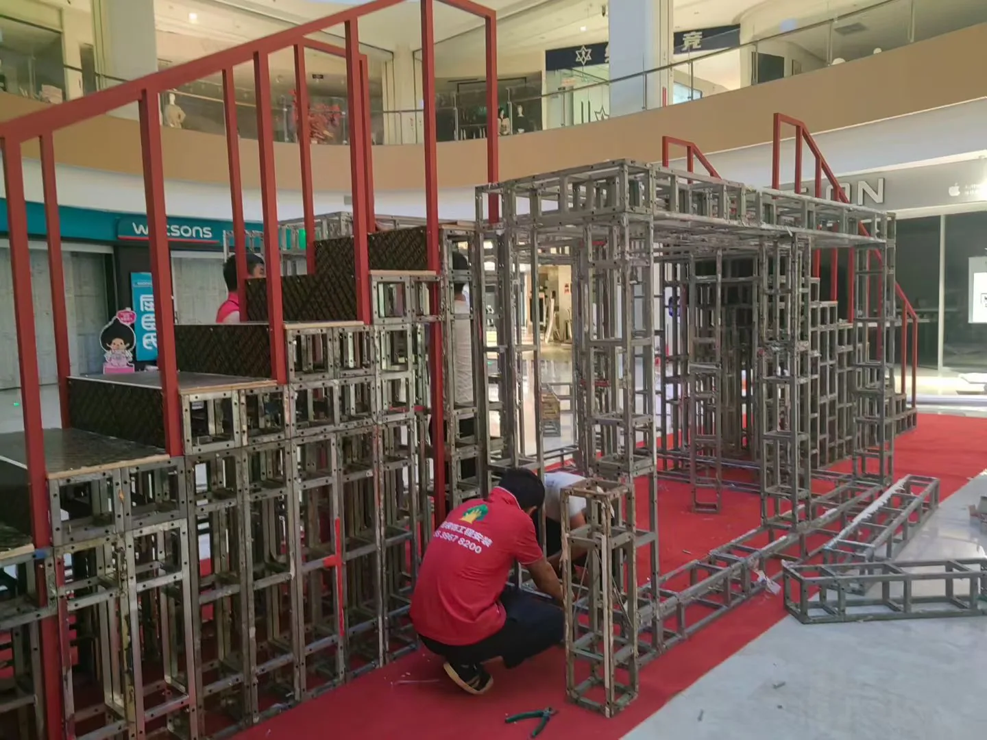 Custom display structure assembly at a commercial site
