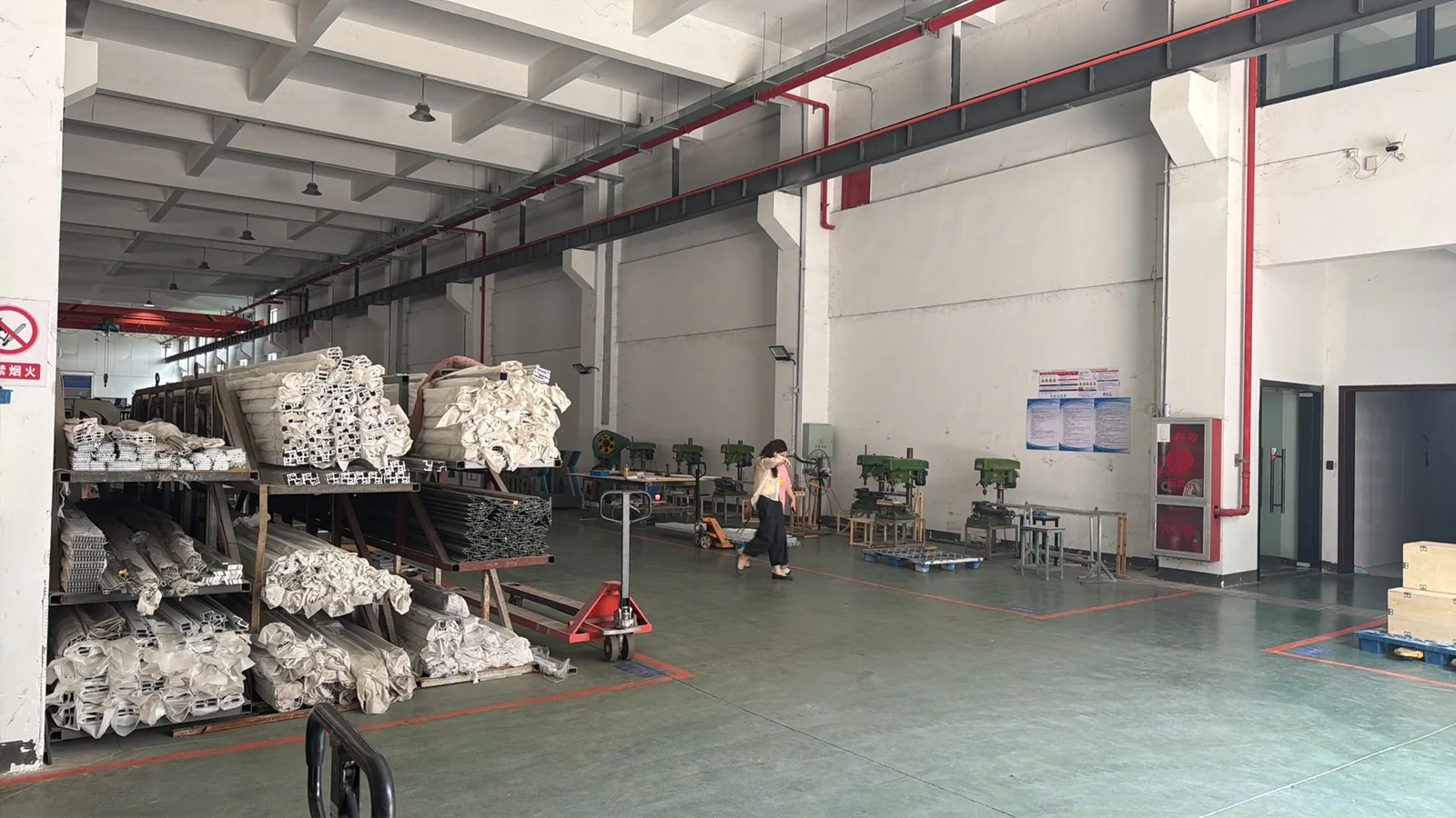 Aluminum profiles stored for sign fabrication at a RUIGONGSIGN production facility