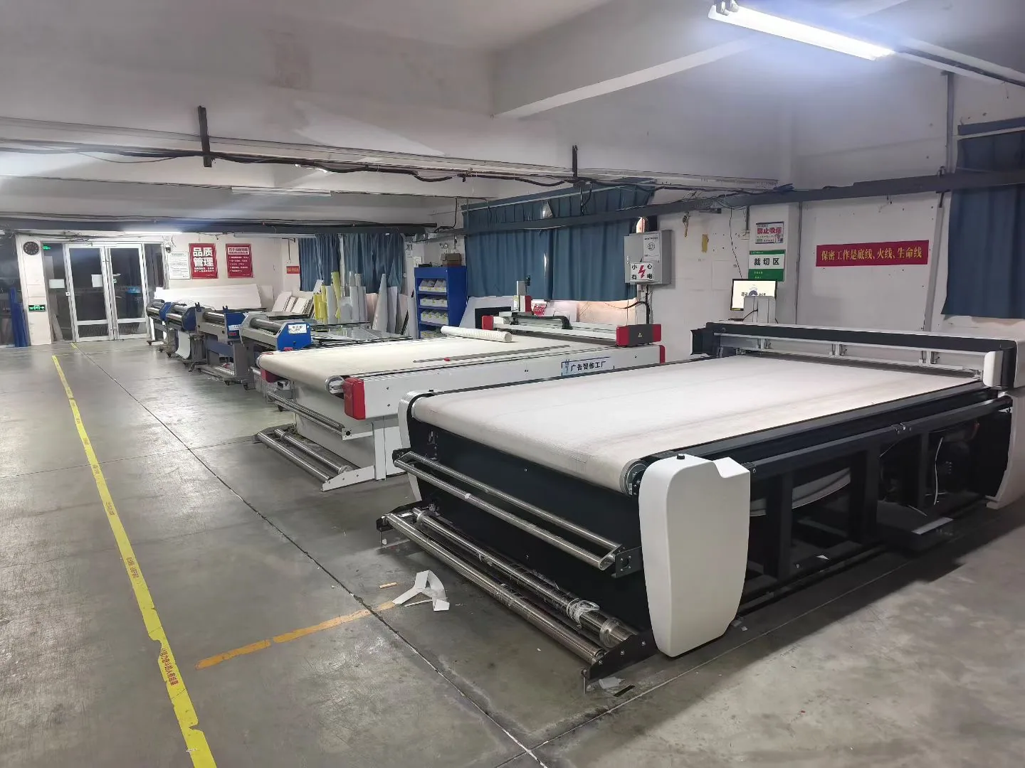 Digital cutting equipment for printed sign materials at a RUIGONGSIGN production facility