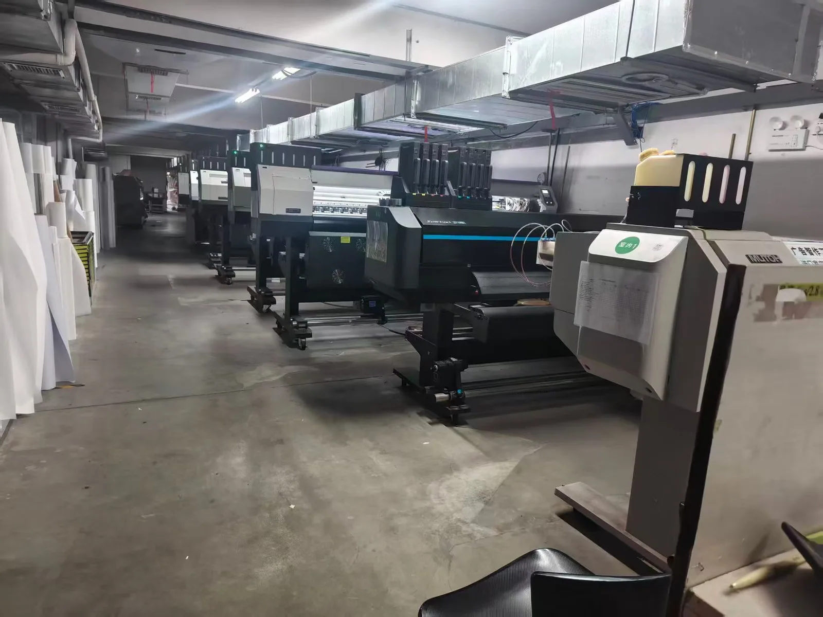 Large-format printing equipment at a RUIGONGSIGN production facility