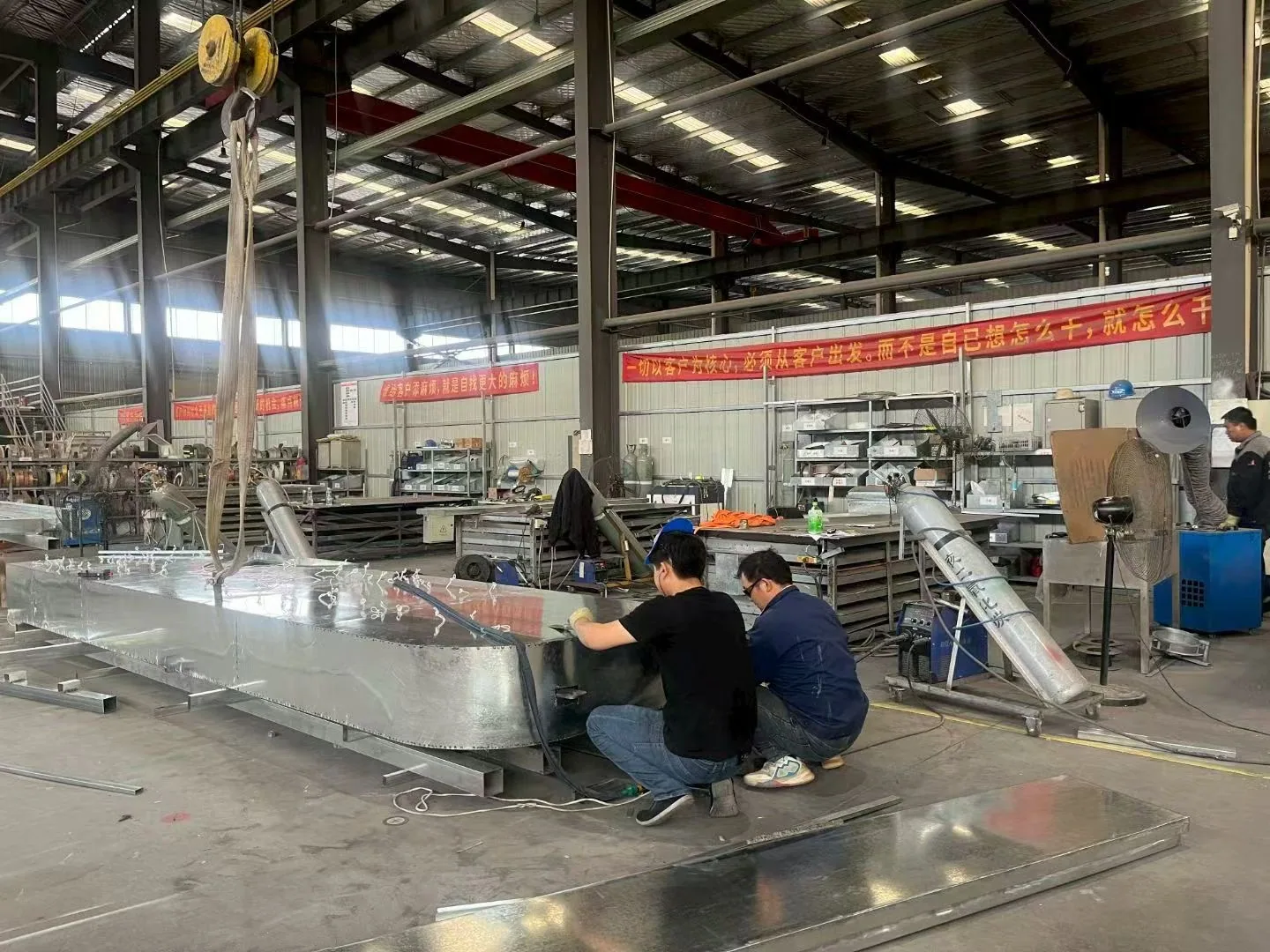 Assembly of an oversized fabricated metal sign structure